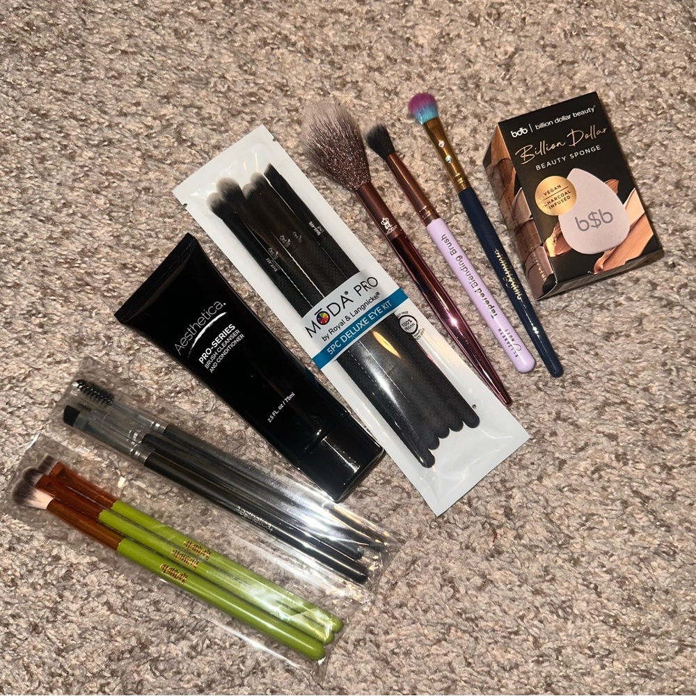 Makeup Brush Set with Beauty Sponge